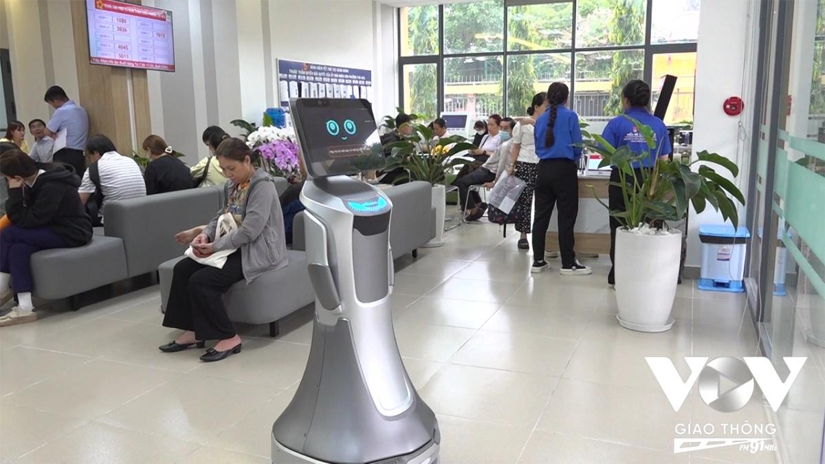 Robot phục vụ người dân tại Trung tâm phục vụ hành chính công phường Thủ Đức