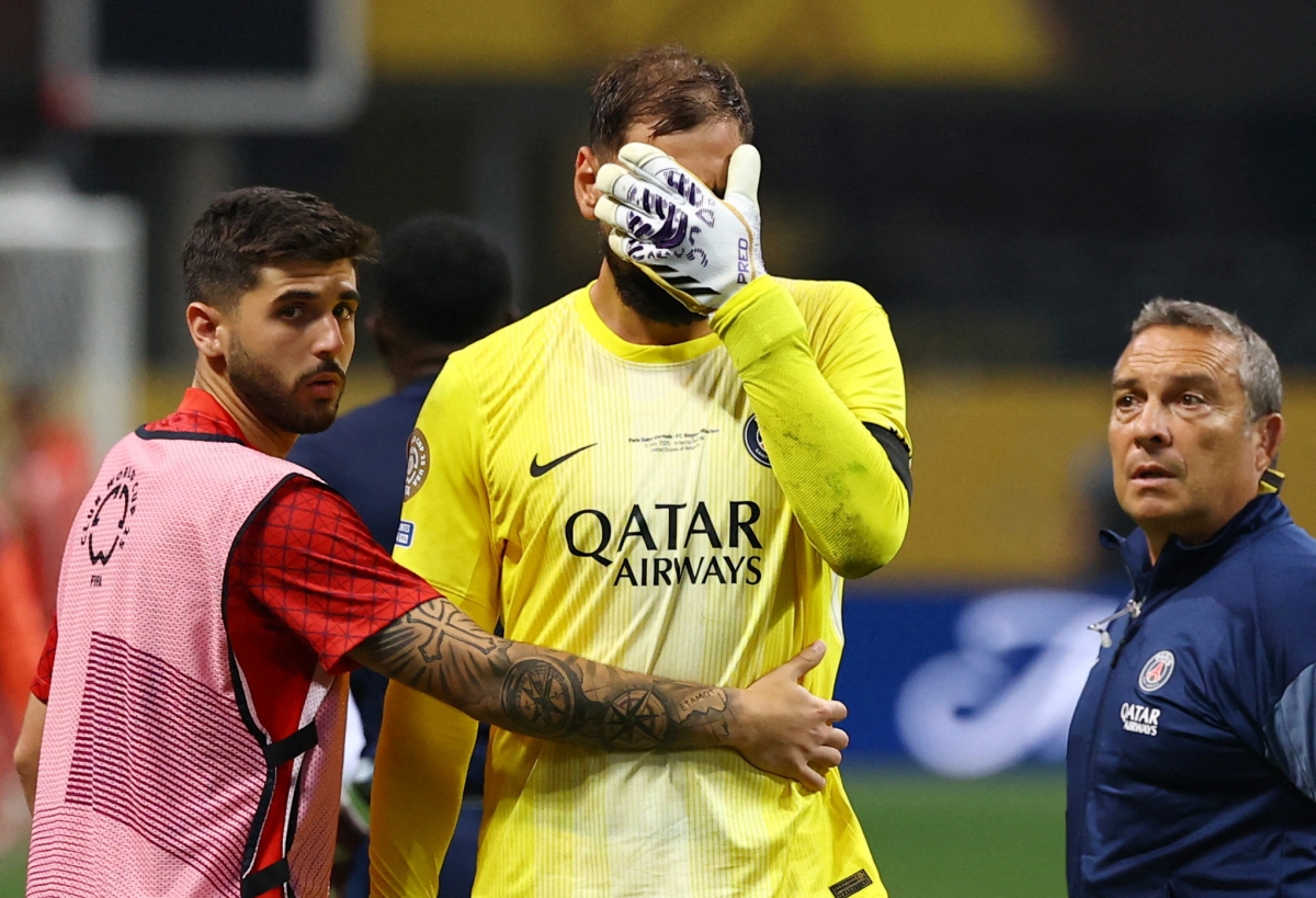  Donnarumma bàng hoàng khi chứng kiến đối thủ chấn thương nặng sau tình huống va chạm với mình. 