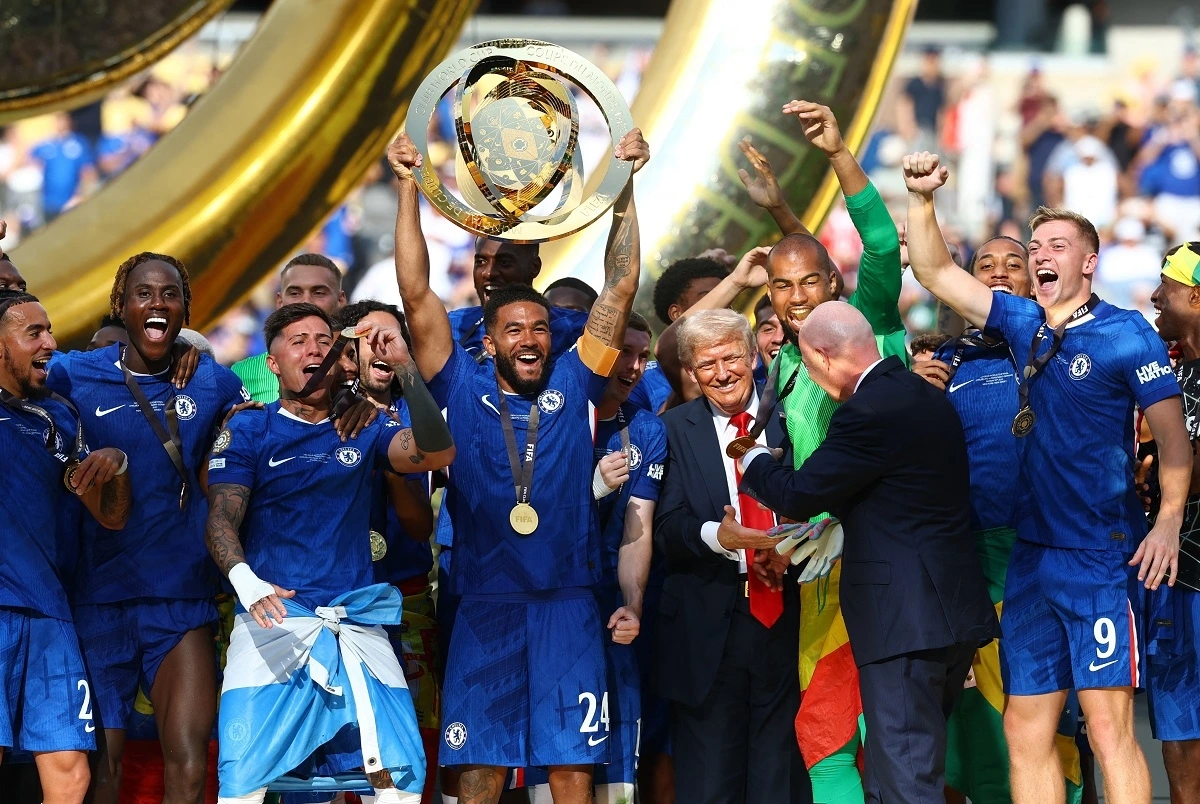 Đội trưởng Reece James cùng các cầu thủ Chelsea nâng cao danh hiệu vô địch Club World Cup 2025.