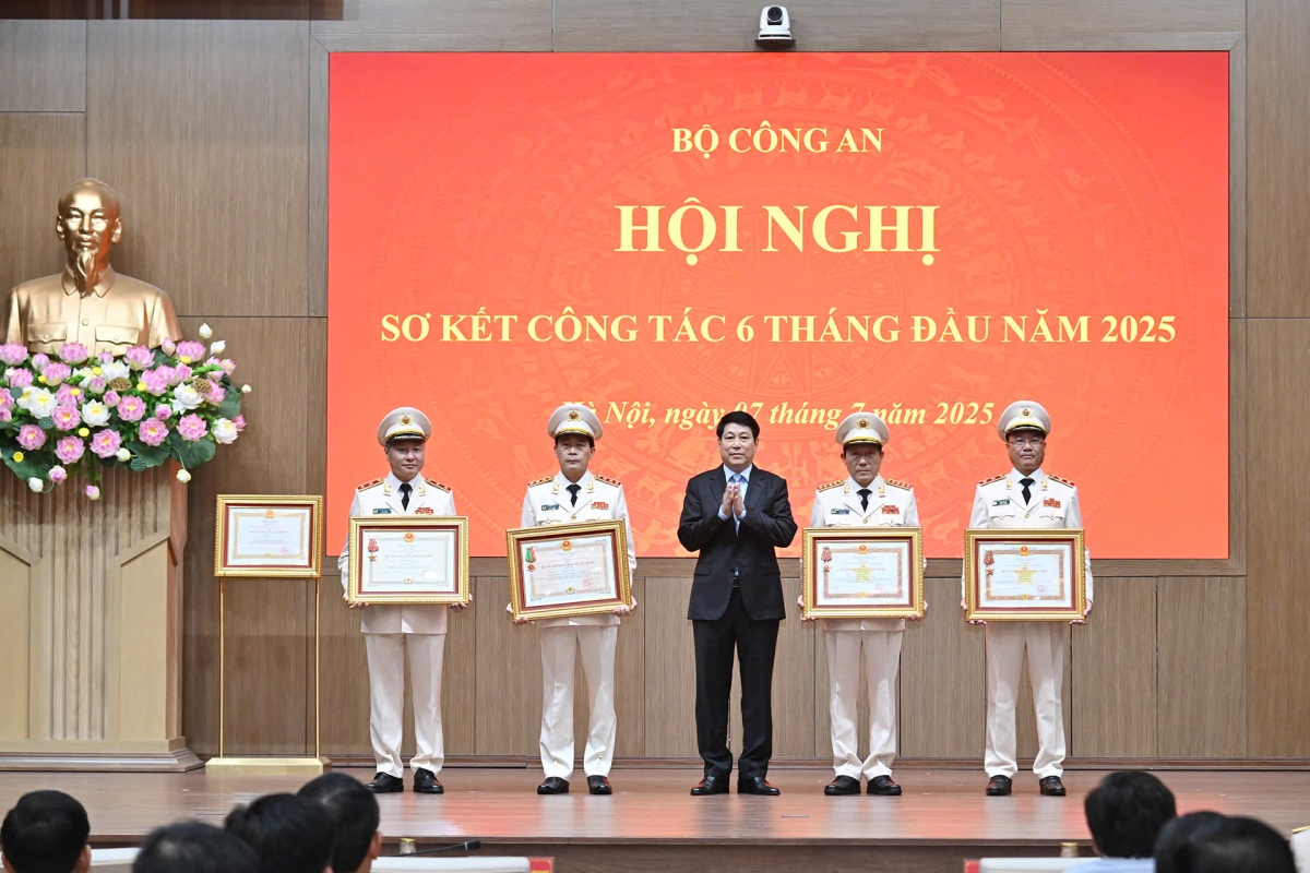 Chủ tịch nước Lương Cường trao Huân chương cho lãnh đạo Bộ Công an