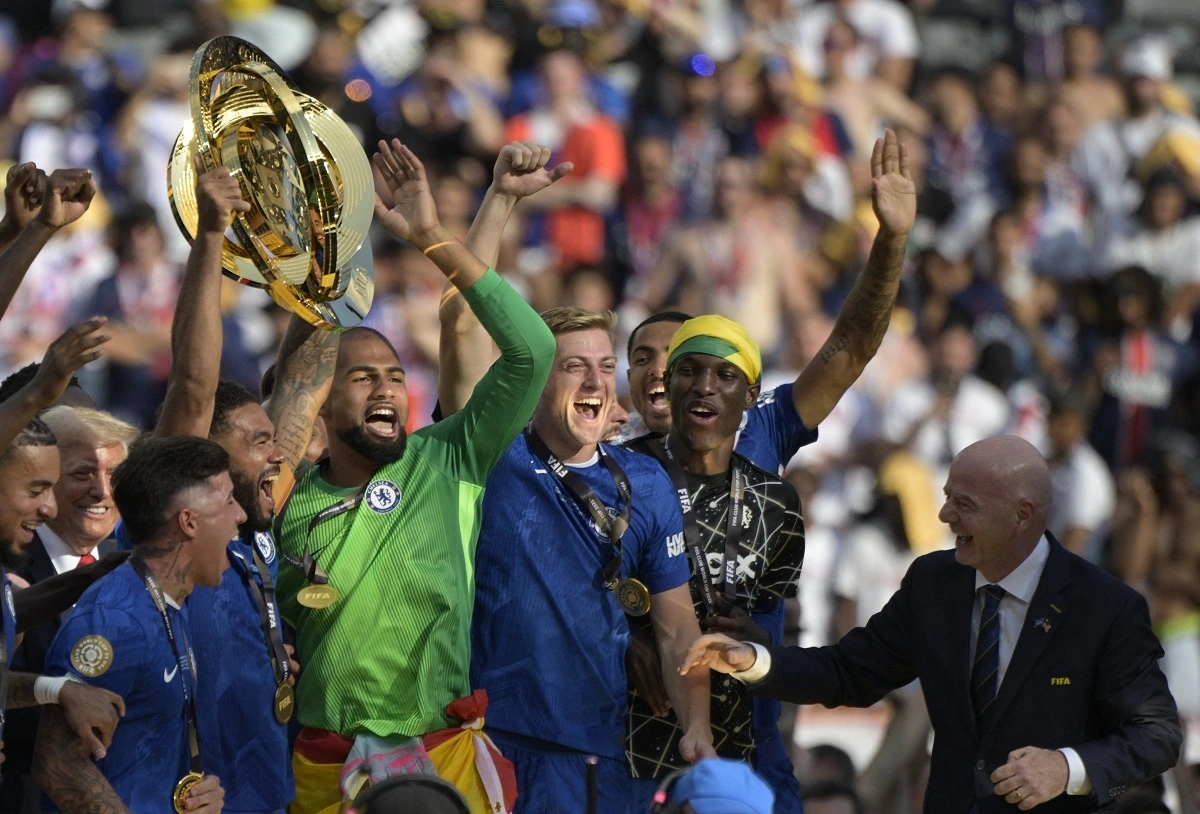 Dàn cầu thủ Chelsea ăn mừng cuồng nhiệt cùng Chủ tịch FIFA - Gianni Infantino. 