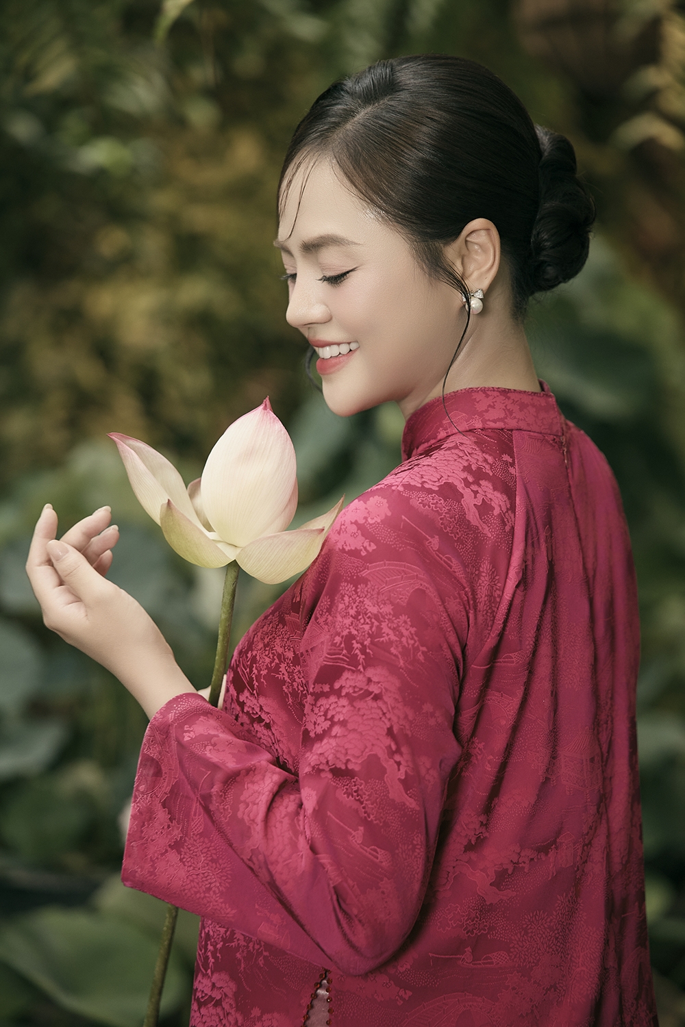 Diễn viên Thu Quỳnh dịu dàng với áo dài. 