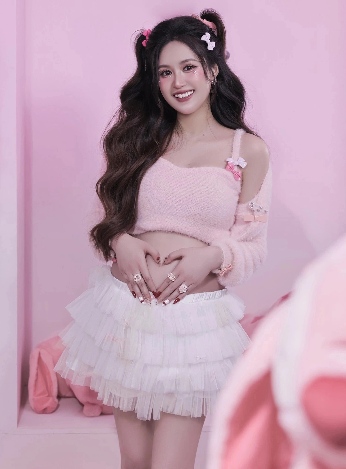 Diễn viên Phương Hằng diện trang phục như thiếu nữ tuổi teen, khoe bụng bầu tròn vo cùng niềm vui sắp có con đầu lòng sau 8 năm kết hôn.