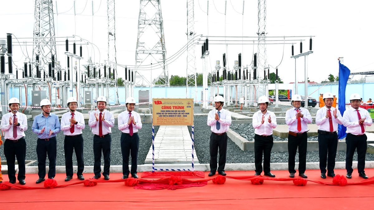 Các đại biểu thực hiện nghi thức gắn biển Công trình Trạm biến áp 110kV Cái Răng và đường dây đấu nối (TP. Cần Thơ), chào mừng Đại hội đại biểu Đảng bộ Tập đoàn Điện lực Việt Nam (EVN) lần thứ IV, nhiệm kỳ 2025 – 2030