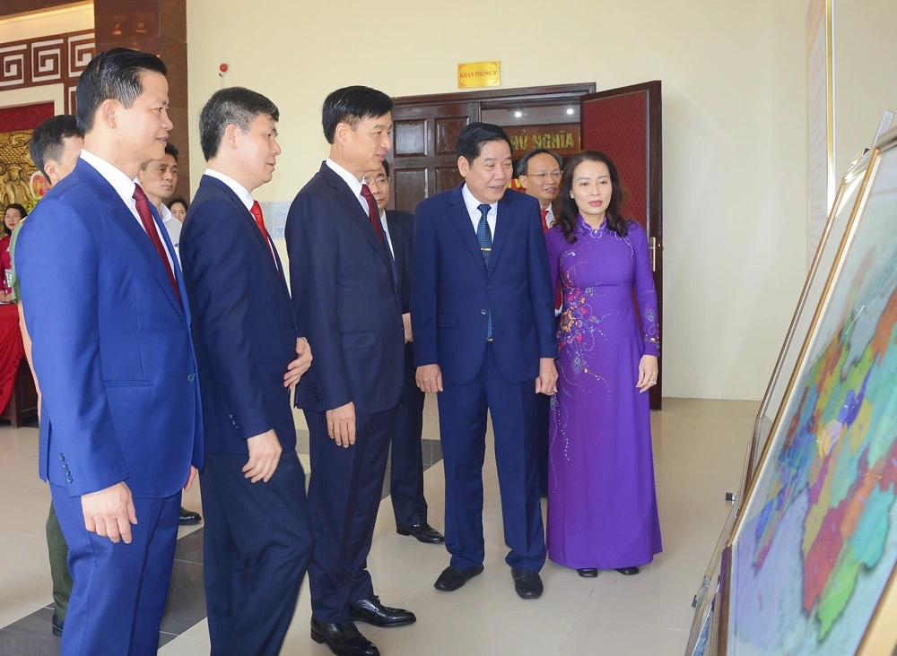 Chủ nhiệm Ủy ban Kiểm tra Trung ương Nguyễn Duy Ngọc cùng các lãnh đạo tỉnh Bắc Ninh tham quan trưng bày bản đồ quy hoạch của phường Quế Võ tại Đại hội