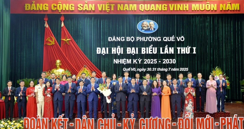 Chủ nhiệm Ủy ban Kiểm tra Trung ương Nguyễn Duy Ngọc cùng các lãnh đạo tỉnh Bắc Ninh chúc mừng Ban Chấp hành Đảng bộ phường Quế Võ, nhiệm kỳ 2025-2030