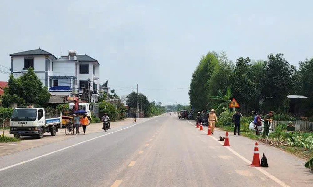 Lực lượng công an khám nghiệm hiện trường