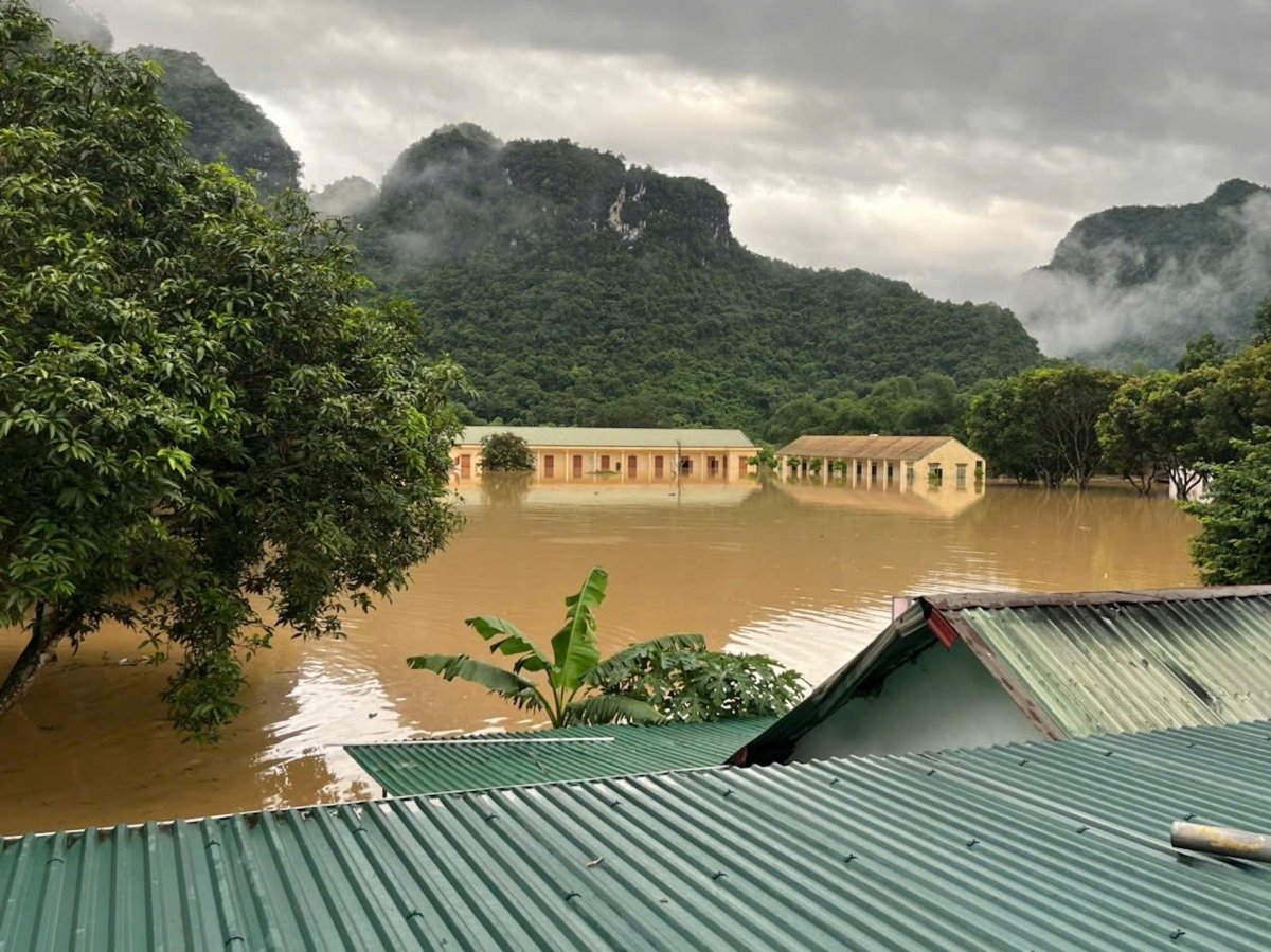 Một đơn vị quân sự đóng tại địa phương miền núi Nghệ An cũng ngập đến nửa nhà.