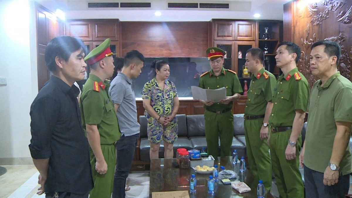 Cơ quan Cảnh sát điều tra thi hành các quyết định, lệnh đối với Nguyễn Huy Tùng (Ảnh CA tỉnh TH).