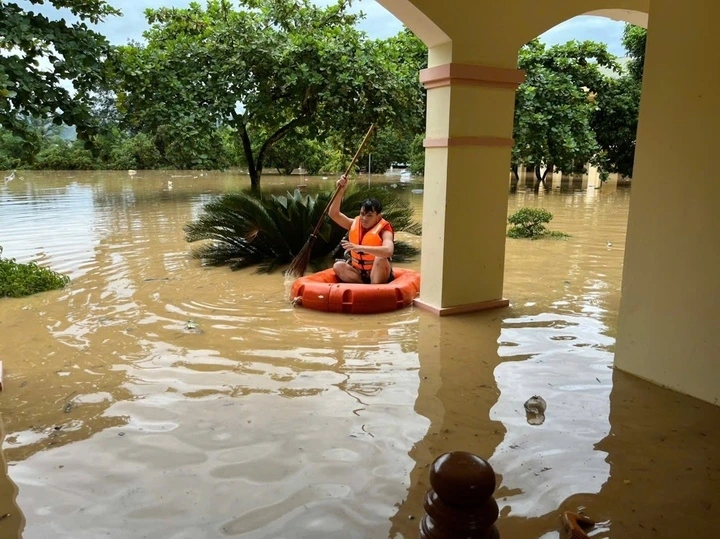 Nước ngập, các cán chiến sĩ Bộ đội Biên phòng ở miền núi Nghệ An bì bõm sinh hoạt trong lũ. (Ảnh: Bùi Hải Thượng)