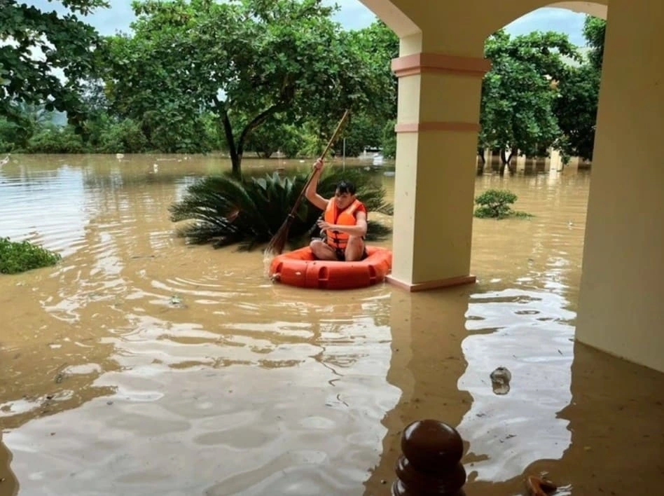 Border guard officers in the mountainous area of Nghe An wade through the flooding.