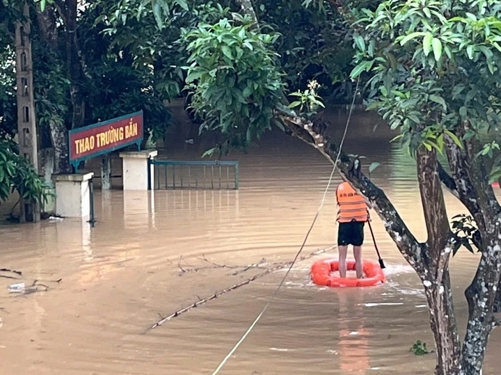 Khu vực thao trường bắn của một đơn vị Bộ đội Biên phòng ở miền núi Nghệ An ngập sâu.(Ảnh: Bùi Hải Thượng)