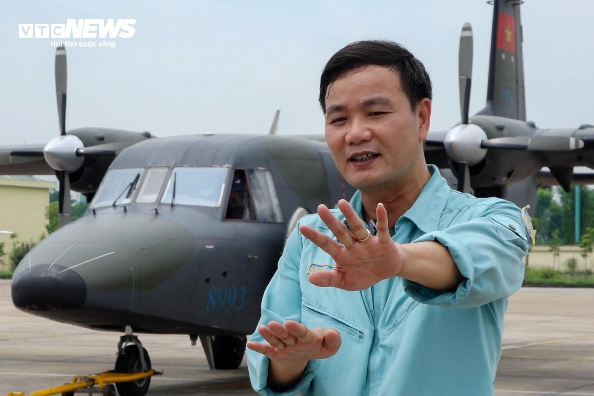Thượng tá Nguyễn Huy Hoàng, phi công lái máy bay C212i thuộc Lữ đoàn Không quân 918, chia sẻ: "Chúng tôi từng thực hiện nhiều nhiệm vụ với mức độ khó, dễ khác nhau và thành thạo trong việc sử dụng các hệ thống điện tử hàng không trên máy bay vận tải hiện đại. Tuy nhiên, với nhiệm vụ lần này, chúng tôi buộc phải vận dụng toàn bộ kỹ năng để căn chỉnh khoảng cách đội hình chỉ bằng các phép tính cơ bản".