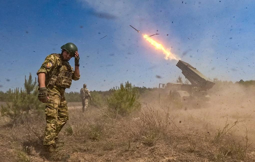 Binh sỹ Nga tấn công cứ điểm của Ukraine. Ảnh: TASS