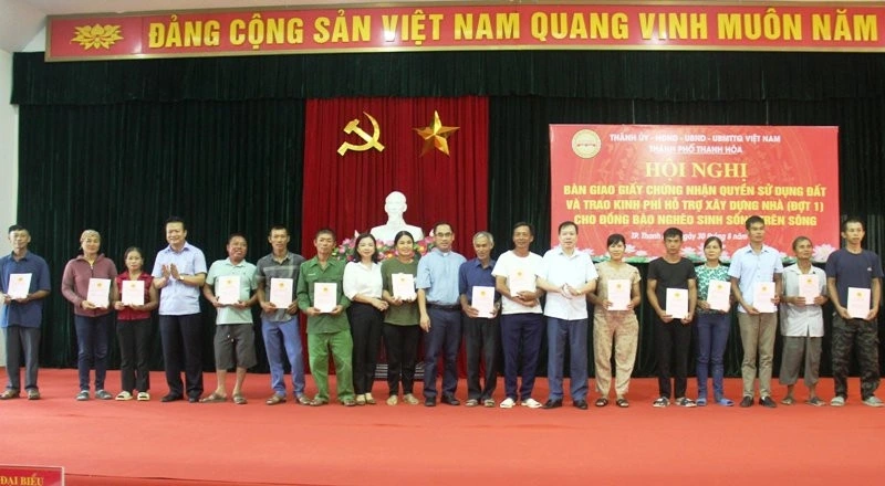 UBND thành phố Thanh Hóa , trao giấy chứng nhận quyền sử dụng đất cho đồng bào nghèo sinh sống trên sông (năm 2023).