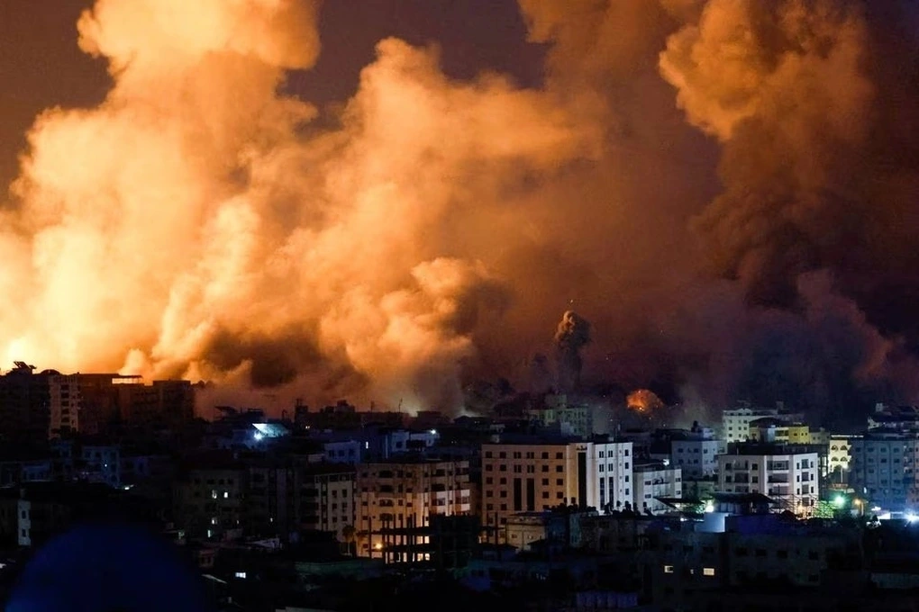 Khói bốc lên ở Gaza sau cuộc không kích của Israel. (Ảnh: Reuters).