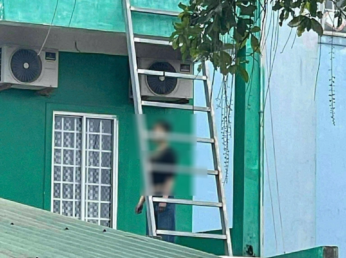 Người phụ nữ được phát hiện tử vong trong tư thế treo cổ tại tầng 2 của nhà nghỉ M.H ở xã Phú Lộc, TP.Huế. Ảnh: KT