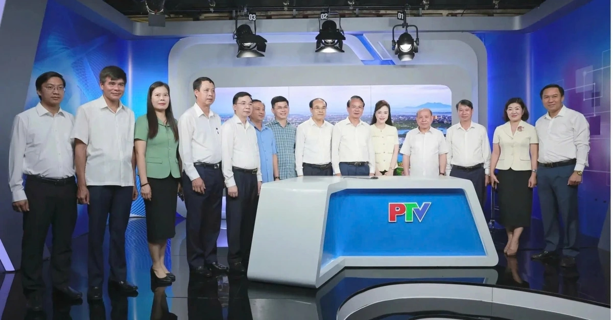Các lãnh đạo Tỉnh ủy Phú Thọ thăm cơ sở vật chất Báo và phát thanh, truyền hình Phú Thọ. Ảnh: QĐ.