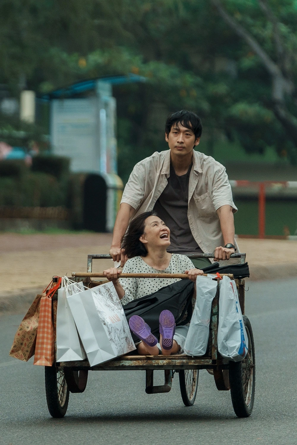 Tuấn Trần, Hồng Đào hứa hẹn lấy nước mắt khán giả với "Mang mẹ đi bỏ". Ảnh: Đoàn phim cung cấp