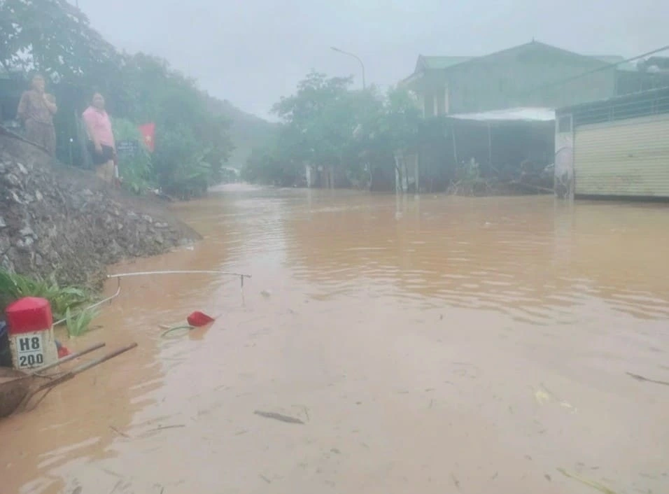 By the morning of July 23, many mountainous areas throughout Nghe An remain deeply submerged in floodwaters