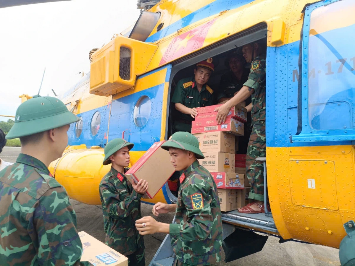 Lực lượng Bộ Chỉ huy Quân sự tỉnh Nghệ An vận chuyển nhu yếu phẩm lên may bay.​​​​​​