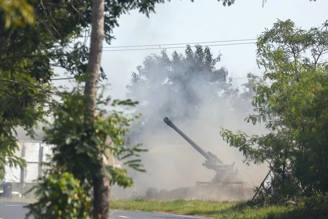 Một đơn vị pháo binh cơ động của Thái Lan nã đạn sang bên kia biên giới từ tỉnh Surin vào sáng 25/7.