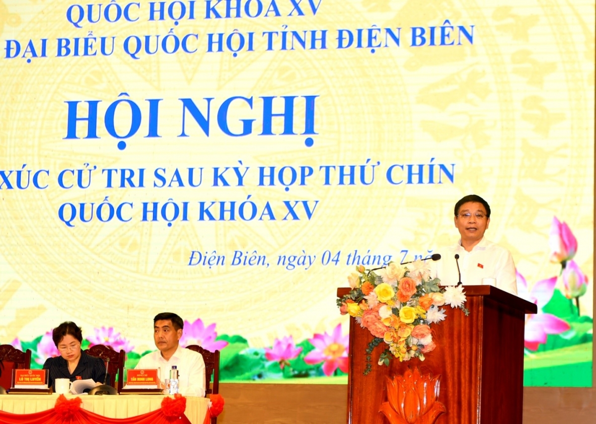 Bộ trưởng Nguyễn Văn Thắng trực tiếp giải đáp nhiều vấn đề liên quan đến lĩnh vực tài chính-ngân sách đối với cử tri tỉnh Điện Biên. Ảnh: PV