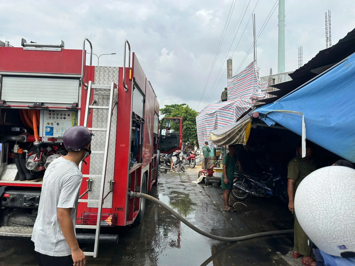 Nhận tin báo, lực lượng Cảnh sát PCCC Công an TPHCM đã điều động lực lượng, phương tiện đến hiện trường, triển khai các phương án dập lửa, khống chế đám cháy, không để cháy lan sang khu vực dân cư lân cận. Đến khoảng 10 giờ 30, đám cháy cơ bản được khống chế.
