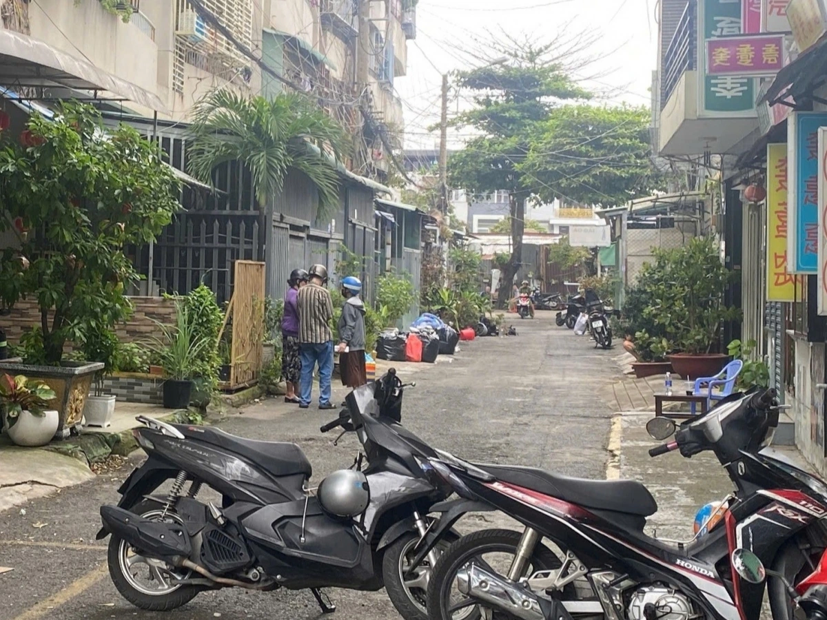 Lực lượng chức năng đang phong tỏa hai đầu chung cư Độc Lập. Ảnh: AH