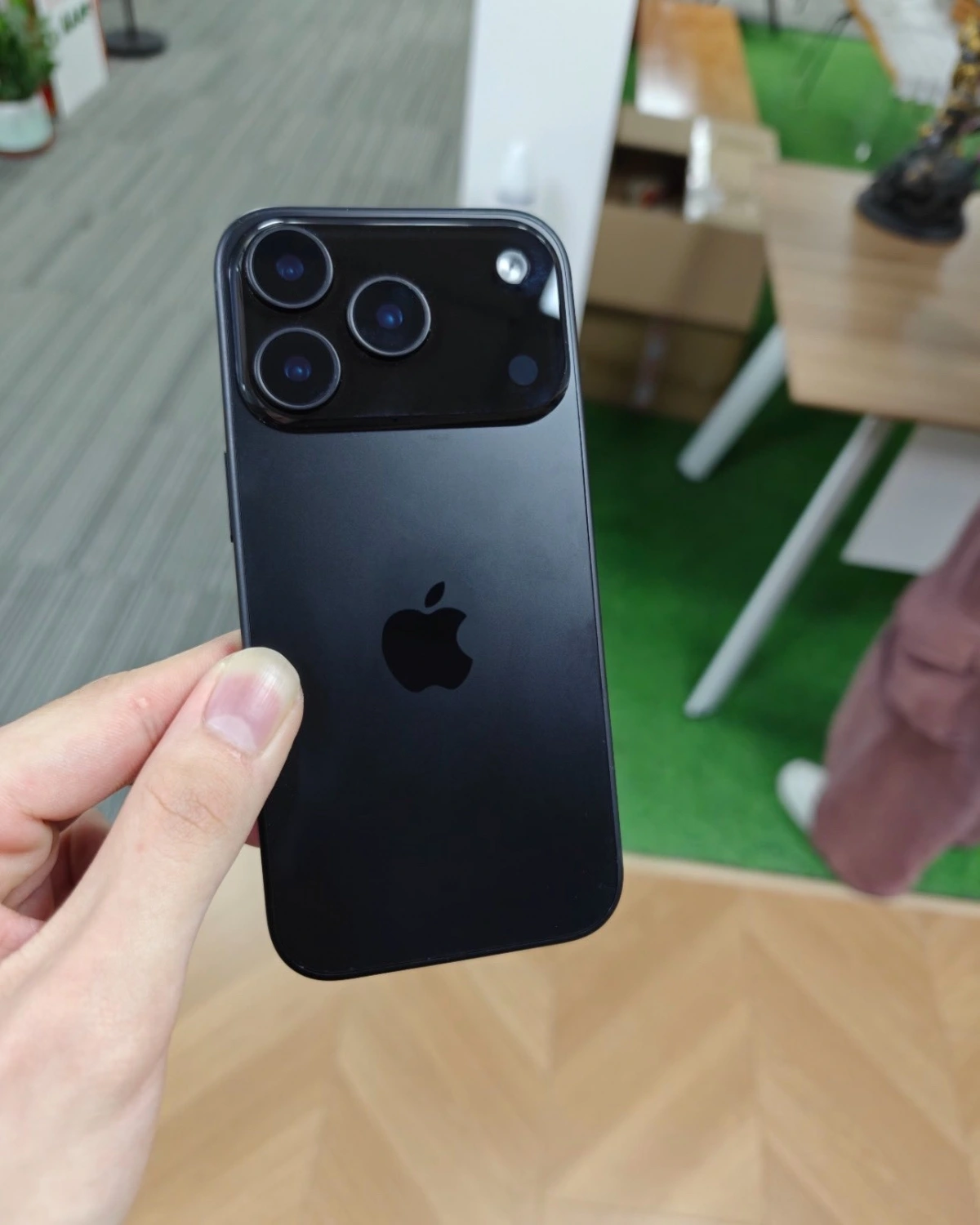 Cái nhìn về mặt sau của iPhone 17 Pro.