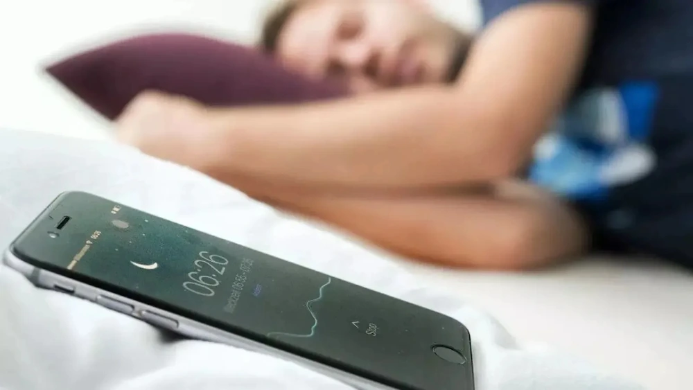 Nhiều người có thói quen sử dụng điện thoại trước khi ngủ.