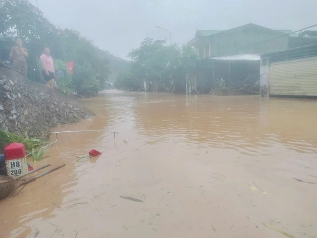 Đến sáng nay, nhiều địa phương khu vực miền núi Nghệ An vẫn còn ngập lụt sâu trong nước. (Ảnh: Nguyễn Viết Lam)