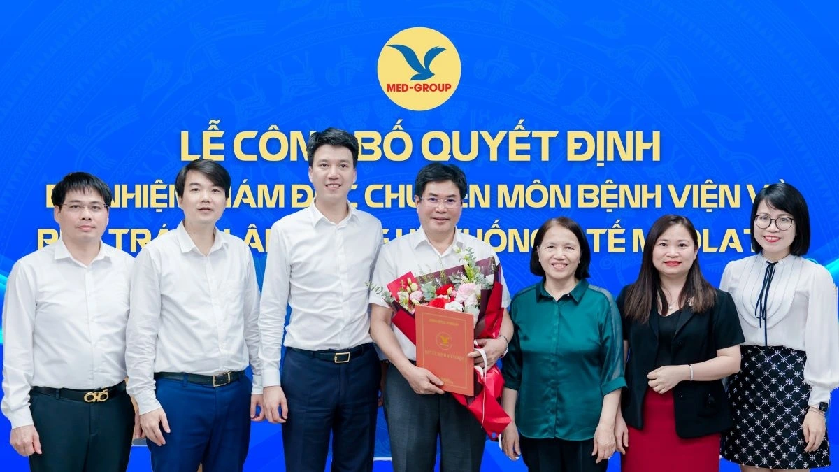 PGS.TS.BSCC Phạm Đình Đài chụp ảnh lưu niệm cùng Chủ tịch Hội đồng quản trị và Ban Tổng Giám đốc MED-GROUP