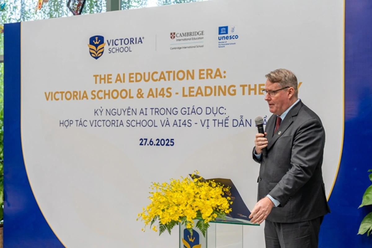 Thạc sĩ Christopher Bradley, Phó Tổng Giám Đốc Chuyên môn Hệ thống trường Victoria School phát biểu tại lễ ký kết