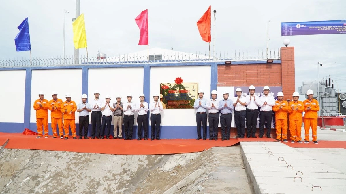 Các đại biểu thực hiện nghi thức gắn biển Công trình Trạm biến áp 110kV Thanh Bình và đường dây đấu nối (tỉnh Đồng Tháp), chào mừng Đại hội đại biểu Đảng bộ Tập đoàn Điện lực Việt Nam (EVN) lần thứ IV, nhiệm kỳ 2025 – 2030