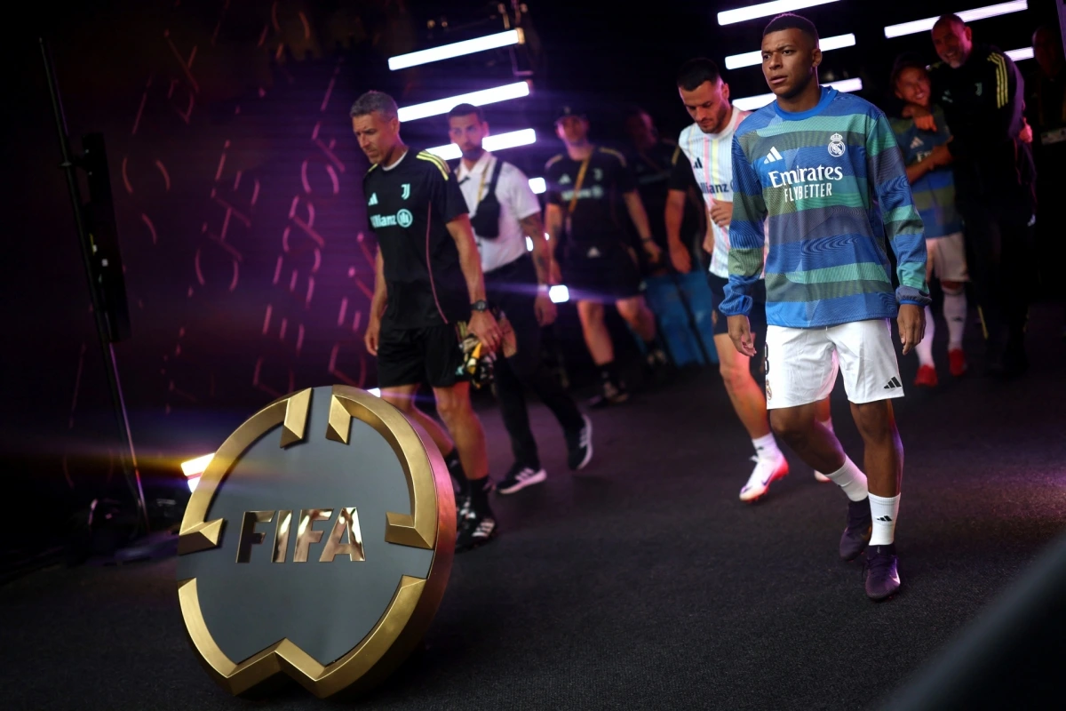 Các cầu thủ Real Madrid ra sân khởi động trước trận từ rất sớm (Ảnh: Reuters)