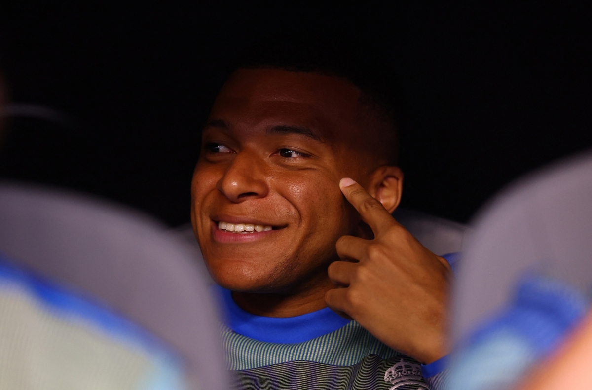 Mbappe theo dõi các đồng đội thi đấu trên băng ghế dự bị (Ảnh: Reuters)
