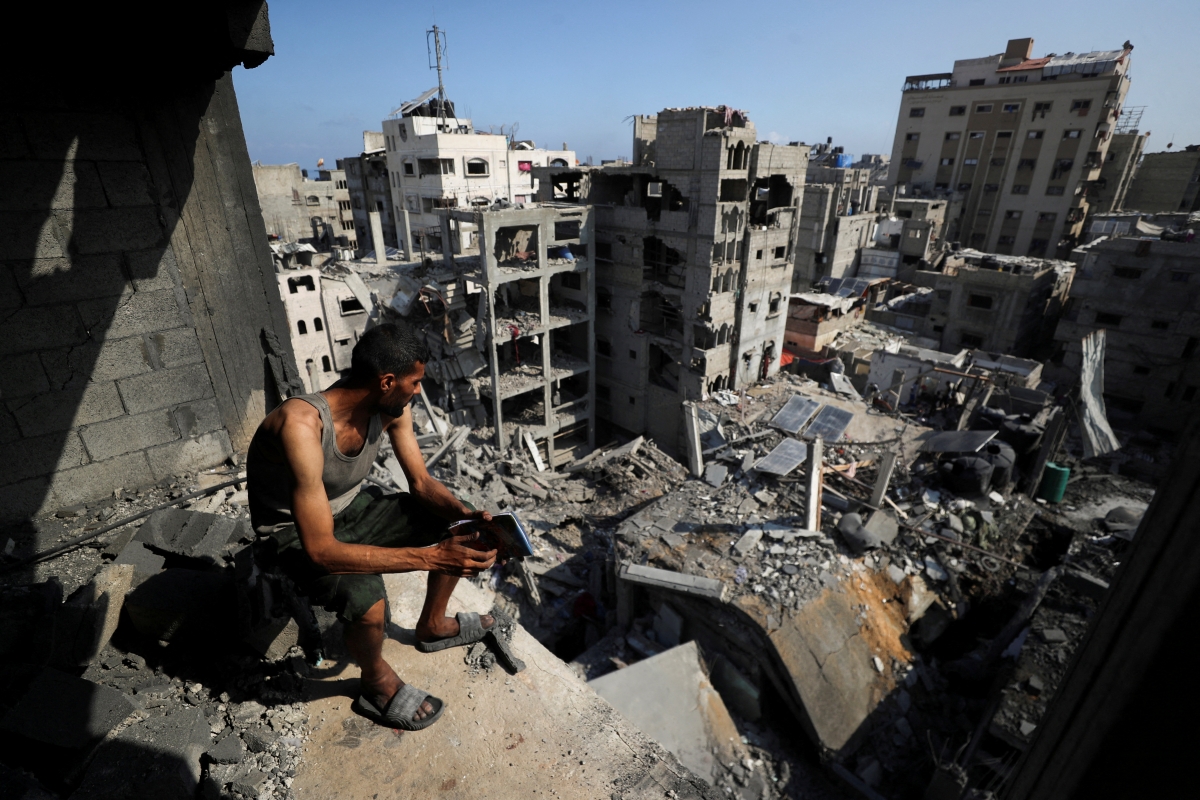 Cảnh tượng đổ nát sau cuộc không kích của Israel vào Gaza. Ảnh: Reuters