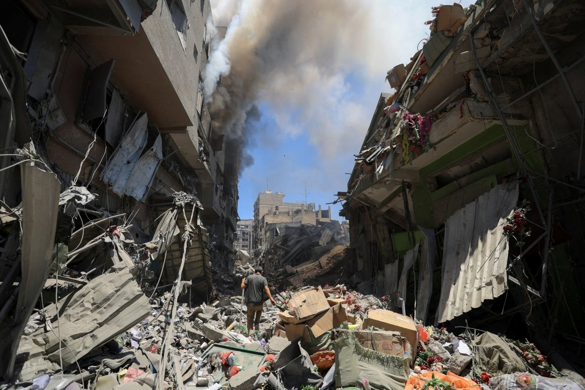Cảnh tượng sau cuộc không kích của Israel vào Gaza. Ảnh: Reuters