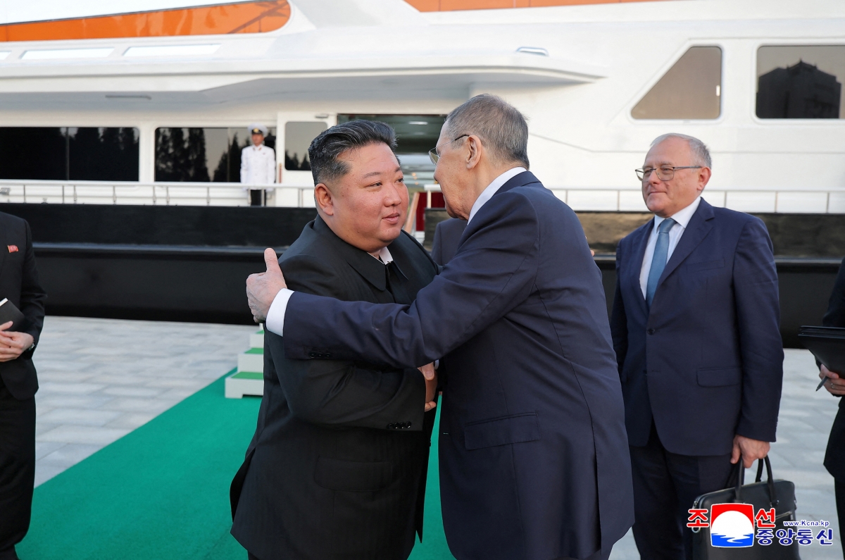 Nhà lãnh đạo Triều Tiên Kim Jong Un và Ngoại trưởng Nga Sergey Lavrov gặp nhau tại Wonsan, Triều Tiên ngày 12/7. Ảnh: Reuters
