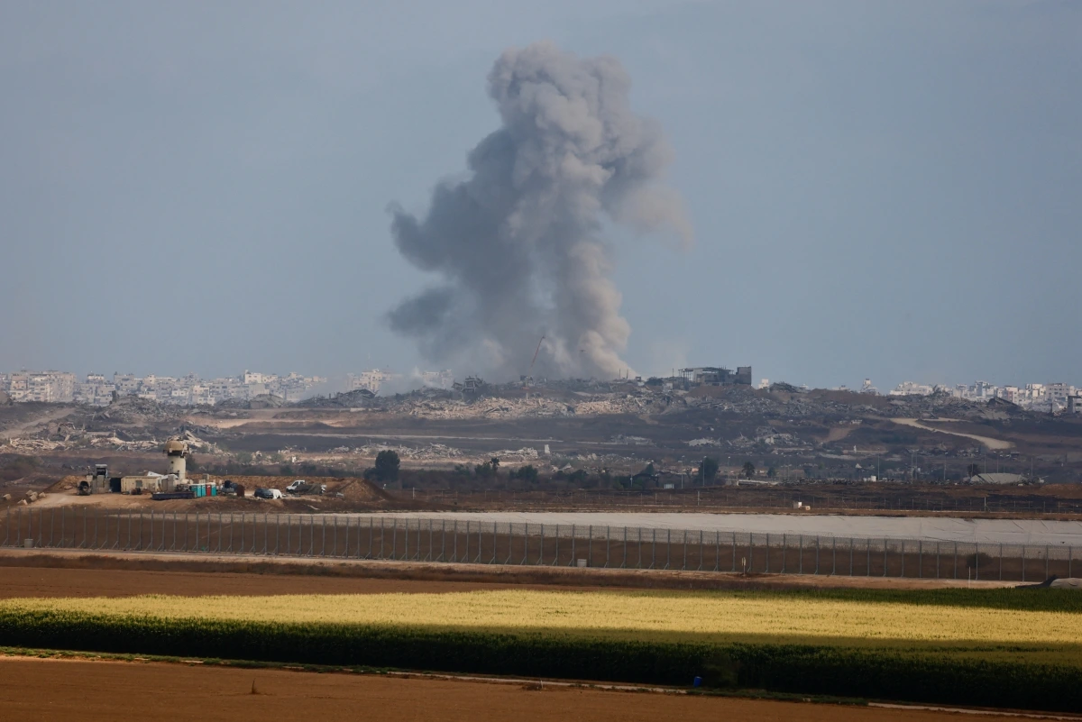 Khói bốc lên ở Gaza nhìn từ Israel. Ảnh: Reuters
