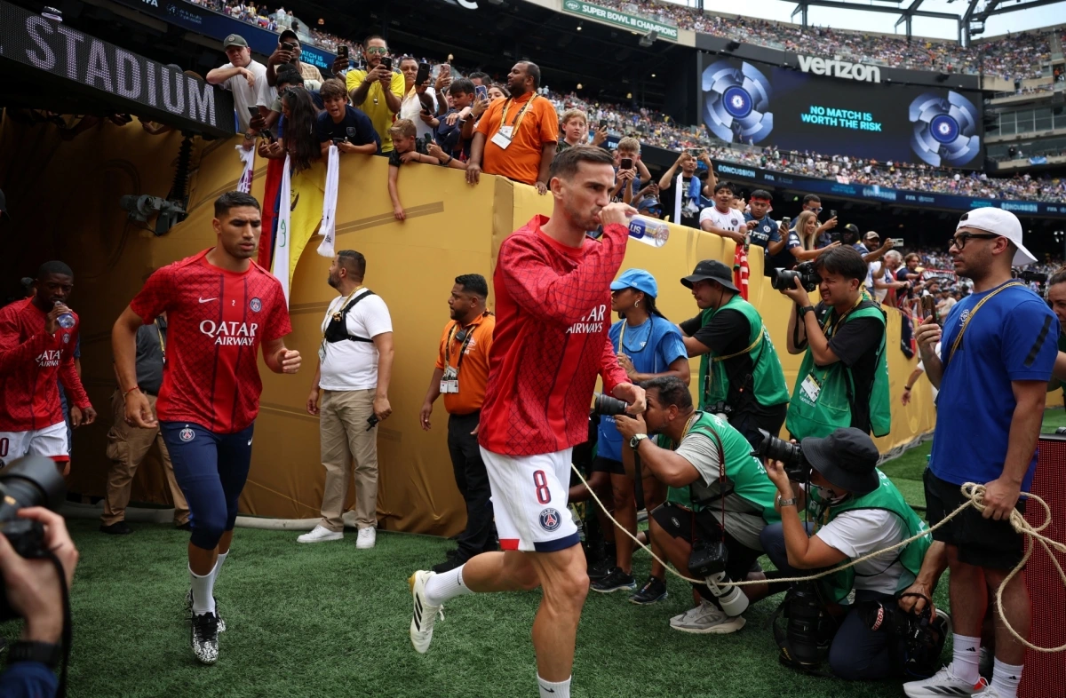 Các cầu thủ PSG khởi động trước giờ G (Ảnh: Reuters)
