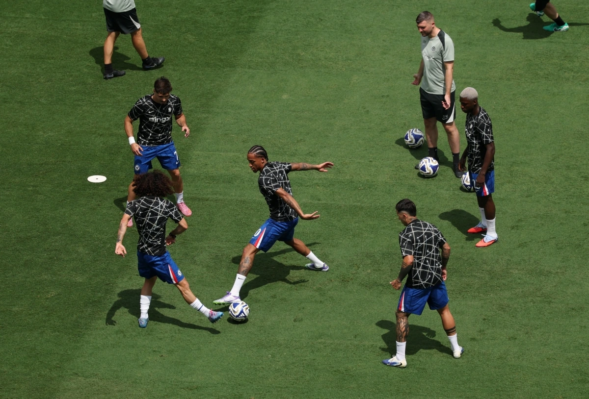 Các cầu thủ Chelsea khởi động trước trận (Ảnh: Reuters)