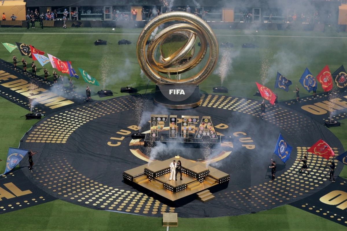 Hai ca sĩ Robbie Williams và Laura Pausini biểu diễn trong lễ bế mạc FIFA Club World Cup 2025 trên sân MetLife, Mỹ (Ảnh: Reuters)