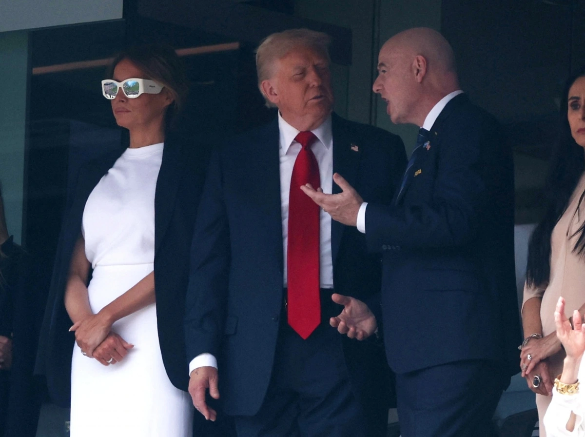 Tổng thống Hoa Kỳ Donald Trump cùng phu nhân Melania trên khán đài sân MetLife trao đổi cùng Chủ tịch FIFA Gianni Infantino (Ảnh: Reuters)