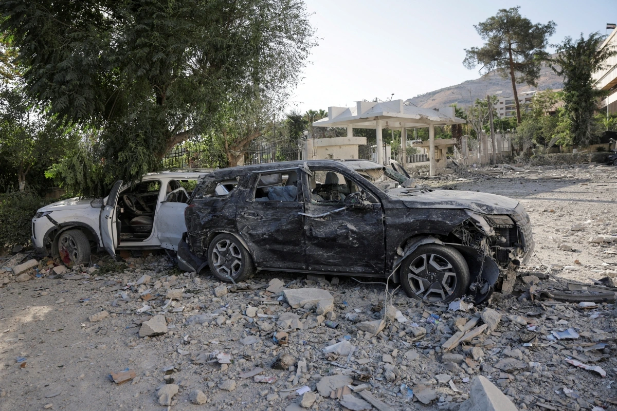 Hậu quả sau cuộc không kích vào thủ đô Damascus. Ảnh: Reuters