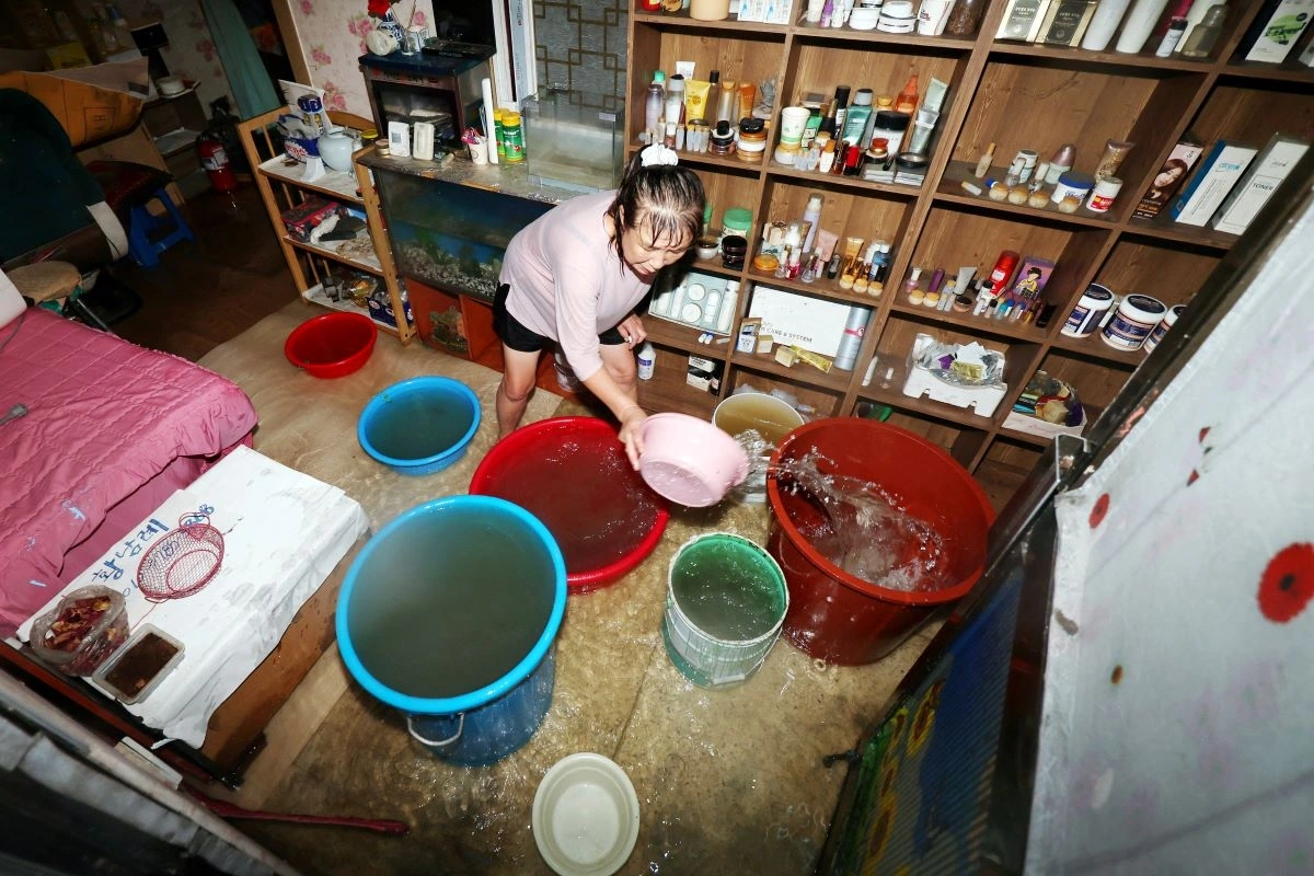 Tổng cộng 12.921 người đã phải sơ tán, tìm nơi trú ẩn tại 14 tỉnh, thành lớn. Dự báo sẽ có thêm mưa lớn ở khu vực thủ đô Seoul và tỉnh Gangwon trong ngày 20/7.