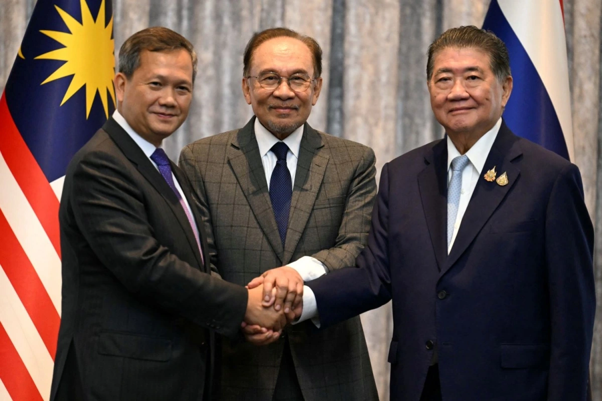 Thủ tướng Campuchia, Malaysia và Thái Lan bắt tay sau buổi họp báo (Ảnh: Reuters)