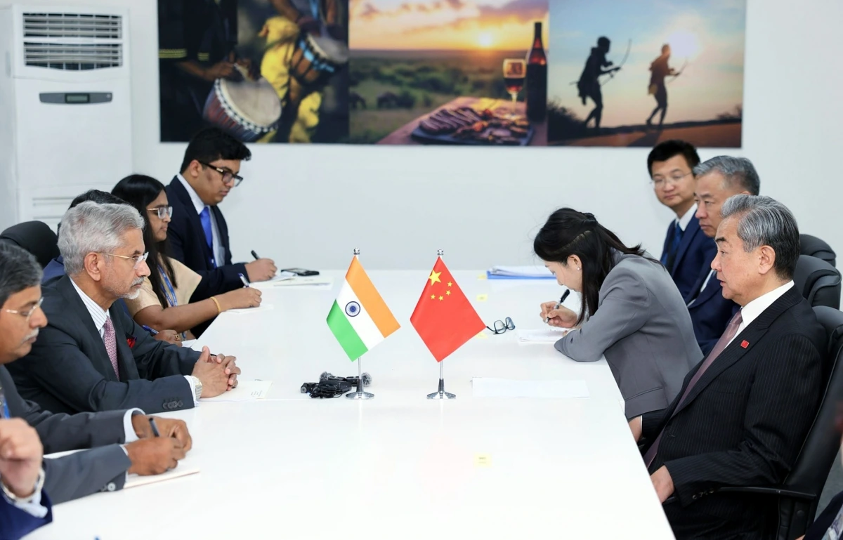 Bộ trưởng Ngoại giao Ấn Độ S. Jaishankar và người đồng cấp Trung Quốc Vương Nghị tại cuộc gặp bên lề Hội nghị Bộ trưởng Ngoại giao G20 ở Johannesburg, Nam Phi hồi tháng 2. Ảnh: ANI