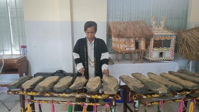 Nghệ nhân Bo Bo Hùng biểu diễn đàn đá Khánh Sơn